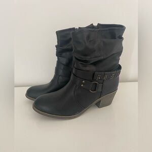 Black boots with block heel and straps